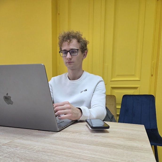 coworking - młody mężczyzna pracuje przy laptopie