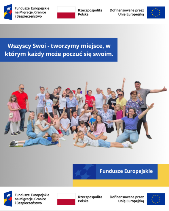 tablica informacyjna projektu Wszyscy Swoi finansowanego z Funduszy Europejskich; grupa dzieci z opiekunami, logo Funduszy, Flaga Polski, Flaga Unii, napis: Wszyscy Swoi - tworzymy miejsce, w którym każdy może poczuć się swoim