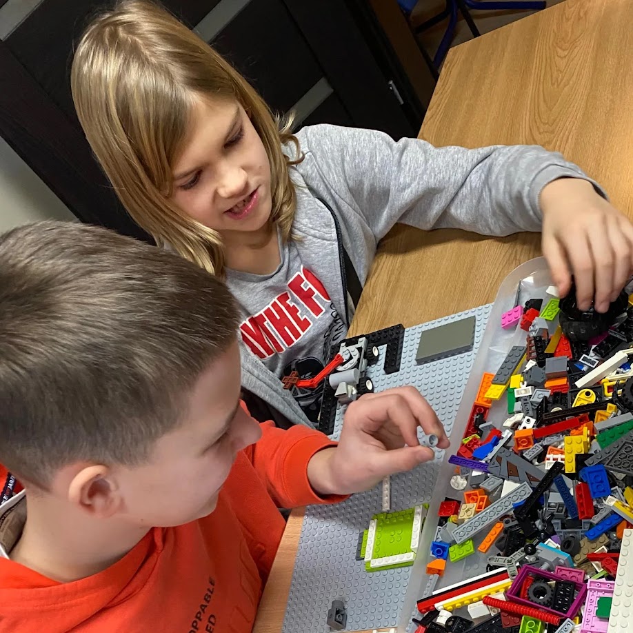 warsztaty integracyjne - dwóch chłopców w wieku ok. 10 lat buduje konstrukcje z klocków lego