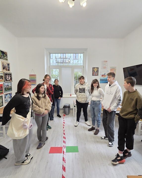 młodzież w trakcie zajęć w pomieszczeniu Centrum Wszyscy Swoi