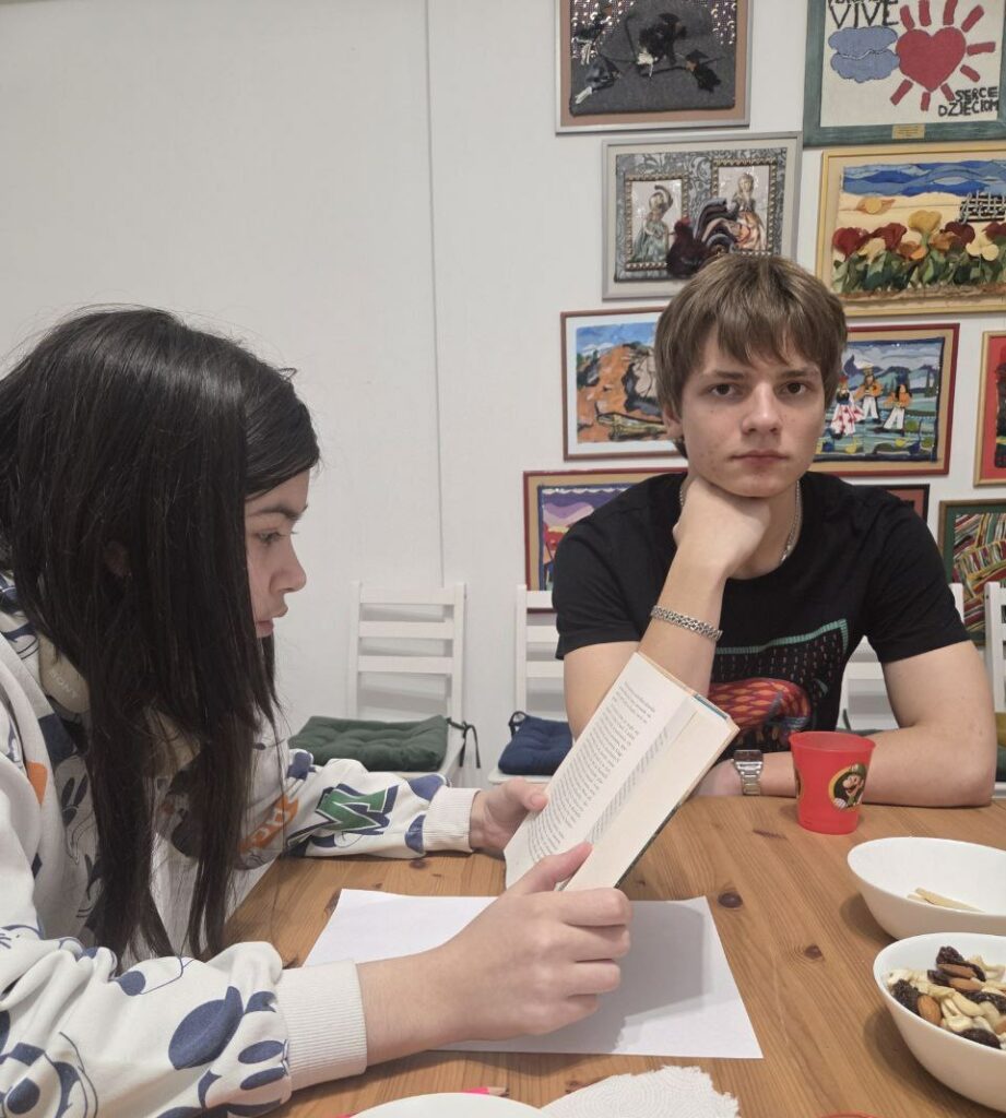 spotkanie klubu książki; dziewczynka czyta książkę