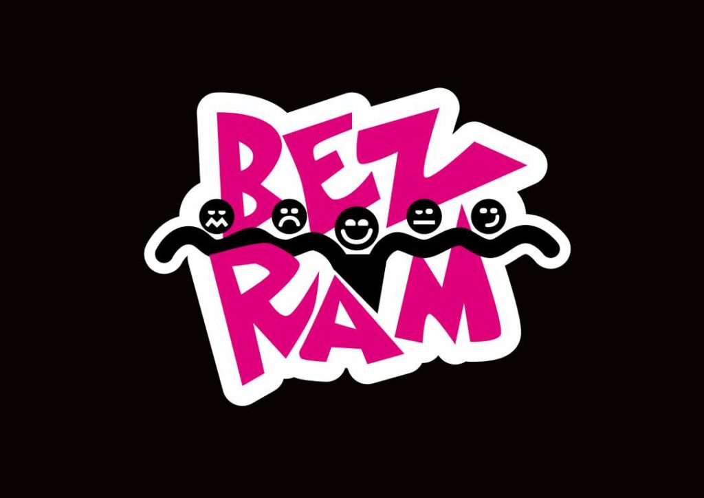 Logo młodzieżowego klubu przedstawiające różowy, stylizowany napis BEZ RAM w białej obwódce na czarnym tle. Przez środek napisu przebiega czarna sylwetka grupy ludzi trzymających się za ręce, których głowy to białe emotikony pokazujące różne emocje – od smutku i strachu po radość i uśmiech.