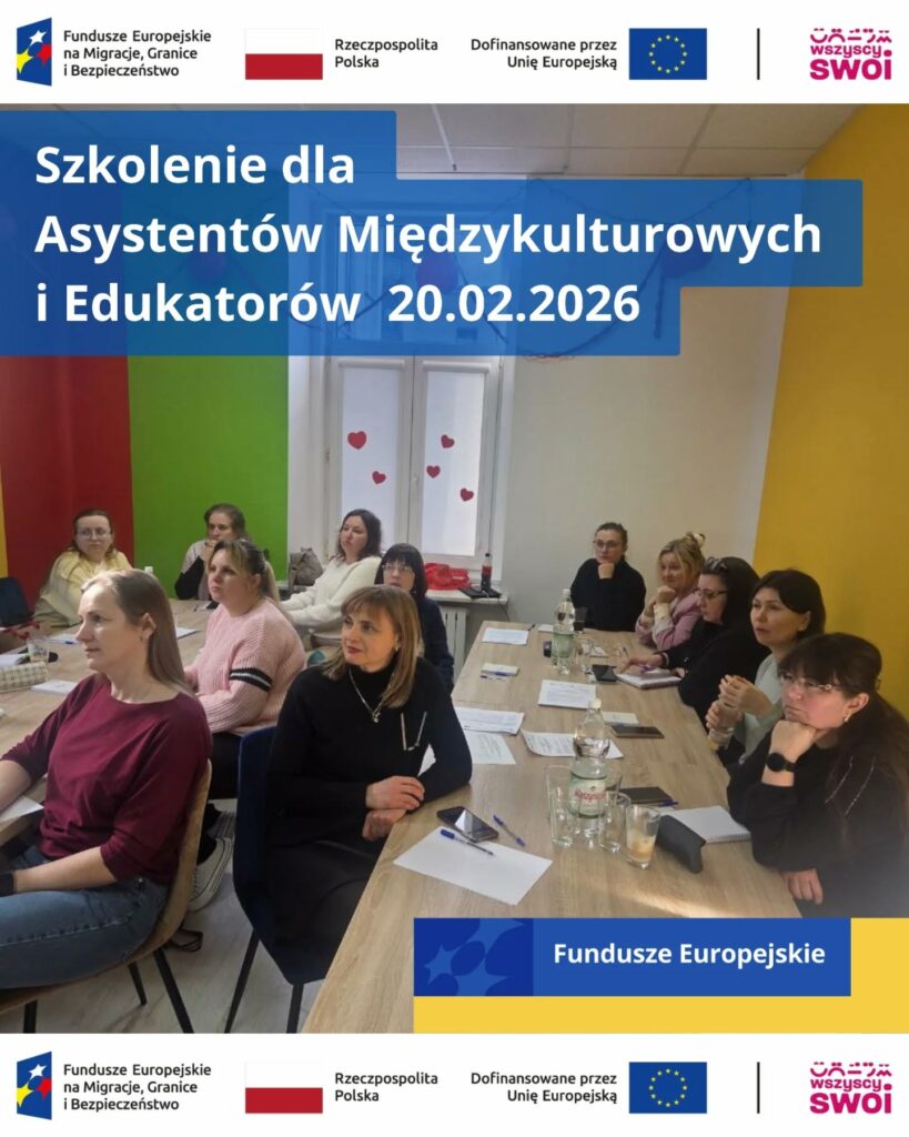 Współuczestnicy szkolenia siedzący przy stole w sali szkoleniowej.