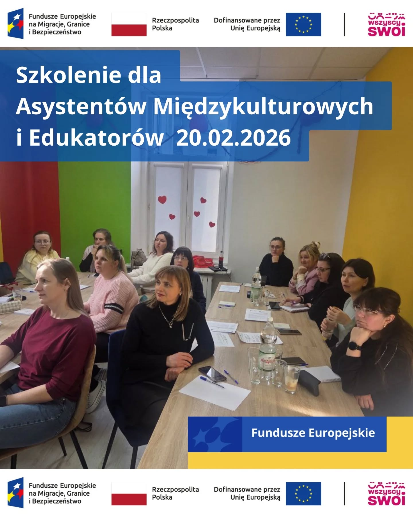 Współuczestnicy szkolenia siedzący przy stole w sali szkoleniowej.