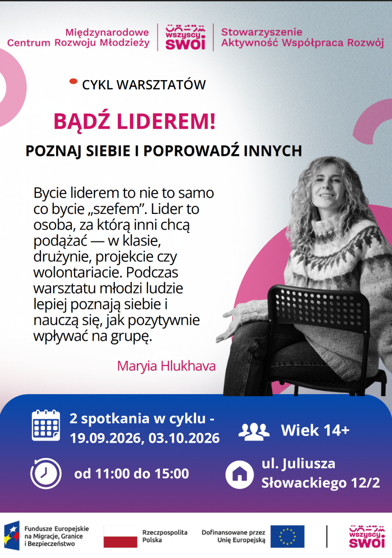Plakat informacyjny cyklu warsztatów Bądź liderem! Poznaj siebie i poprowadź innych organizowanych przez Centrum Wszyscy SWOI. Na plakacie znajduje się uśmiechnięta kobieta z kręconymi włosami siedząca na krześle, harmonogram spotkań, grupa docelowa oraz adres. Szczegółowe informacje podano w treści poniżej.